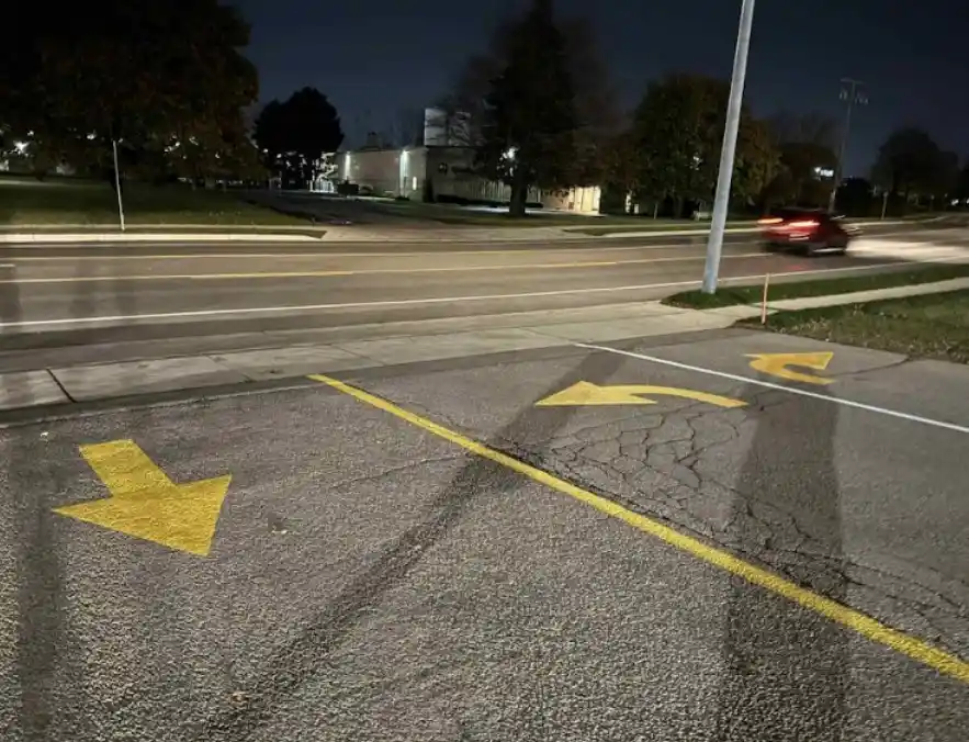 clear and reflective road signs