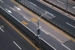 A high-view motorway with white, yellow, and broken lines.