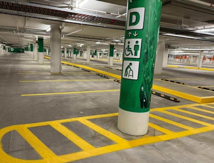 Wayfinding-signage-in-a-commercial-facility